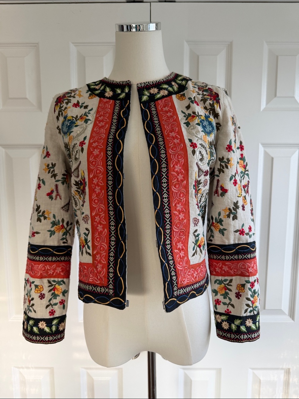 Alice + Olivia Cream Open Embroidered Linen Jacket with Coral & Black Trim XS